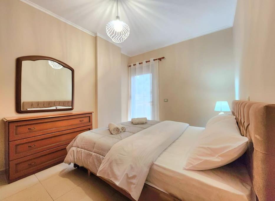 One Bd Flat Near Center With 24H Self Check In Appartement Tirana Buitenkant foto